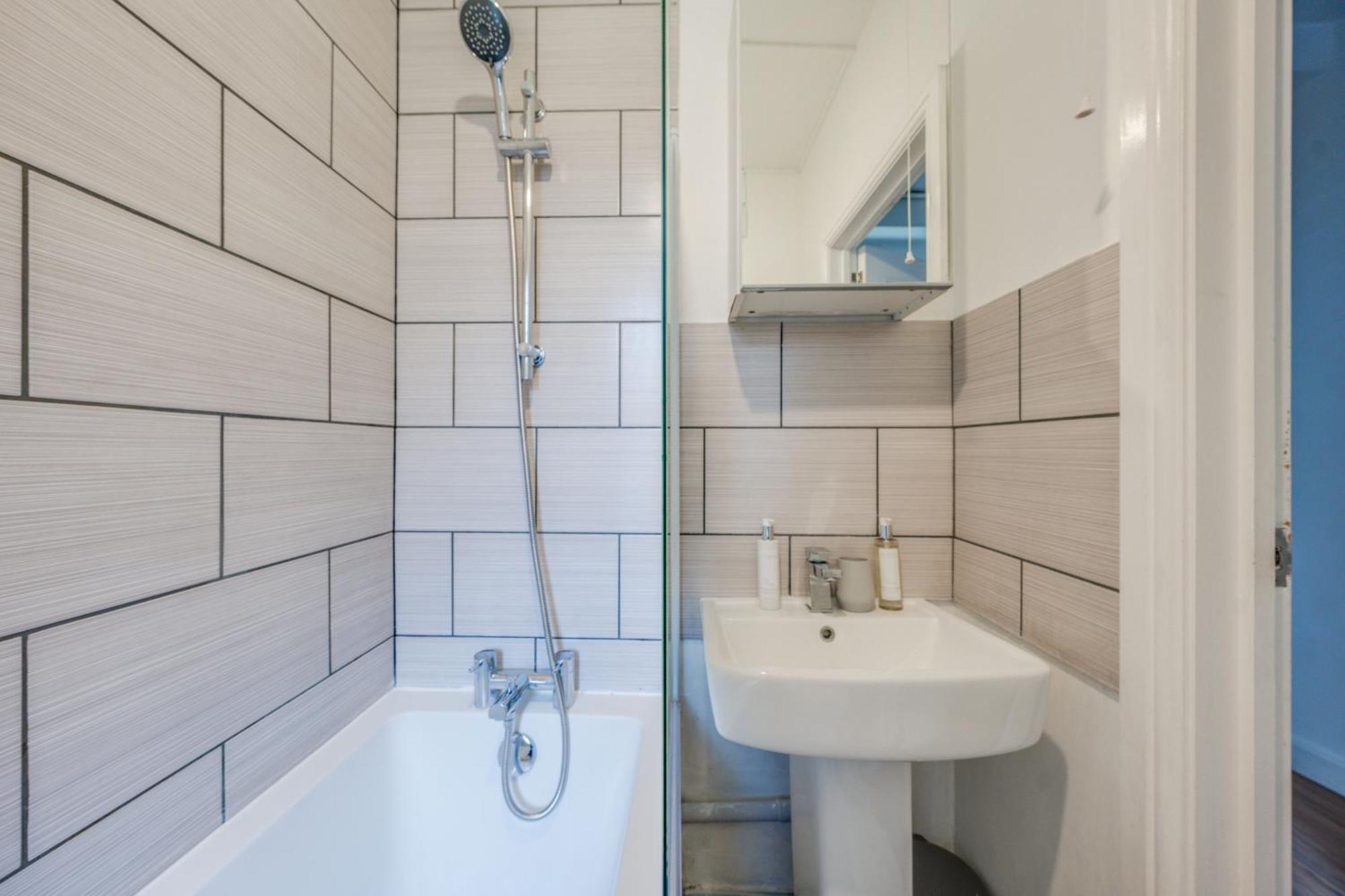 Stylish Flat, Bridge, Free Weekend Parking Londra